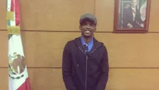 Eto'o sonríe junto a la bandera de México