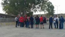 Cientos de aficionados esperan para comprar boletos para el Chivas-América