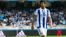 Carlos Vela, disputando un juego con la Real Sociedad