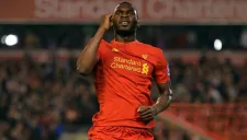 Benteke celebra el gol del empate para los Reds