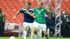 Matador Hernández disputa el balón con Míchel Salgado