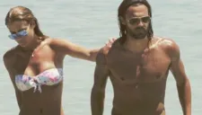 Elisabeth Reyes en el mar con el jugador Sergio Sánchez