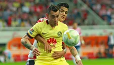 Rubens Sambueza pelea un balón con Jesús Sánchez