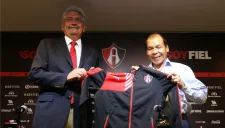 Alberto de la Torre y José Guadalupe Cruz, en la presentación del nuevo DT de Atlas