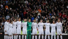 Los jugadores del Real Madrid guardando un minuto de silencio