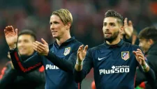 Fernando Torres y Yannick Carrasco festejan tras un partido