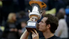 Andy Murray besa su trofeo obtenido en el Abierto de Italia