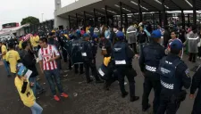 Aficionados antes de ingresar al Azteca