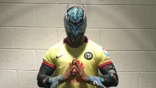 Sin Cara posa con la camiseta del América
