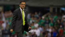 Juan Carlos Osorio se dirige a la banca en juego de México