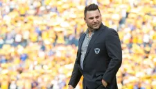 Antonio Mohamed saltando a la cancha del Volcán