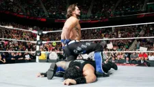 AJ Styles después de aplicarle el 'Styles Clash' a Roman Reigns