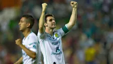 Mauro Boselli festeja una anotación con León