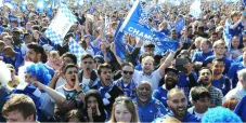 Afición del Leicester City festeja Campeonato de Premier