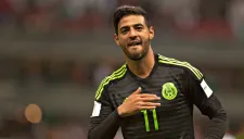Carlos Vela celebra un gol con el Tri