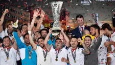Jugadores del Sevilla estallan en júbilo al levantar trofeo