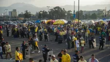 La gente llega al Azteca a minutos de iniciar el partido