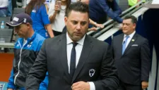 Antonio Mohamed sale hacia la banca en un partido de Monterrey