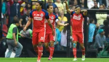 Jugadores de Chivas, durante el Clásico en Cuartos de Final