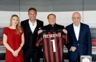 Silvio Berlusconi con directivos del club