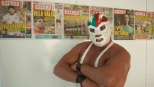 Dr. Wagner Jr. posa con las portadas de RÉCORD