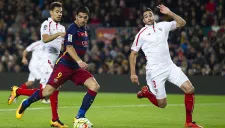 Luis Suárez disputa el balón en partido contra Sevilla