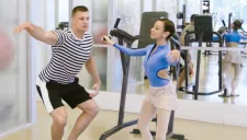 Rob Gronkowski y Natalia, bailarina del Miami City Ballet, practicando