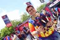 Aficionado del Barcelona en la 'Fan Zone' de su equipo