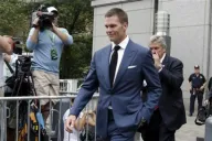 Tom Brady saliendo de la Corte Federal