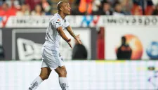 Carlos Sánchez reclama una acción en partido