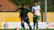 Fierro pelea un balón en el partido frente a Bulgaria
