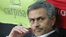 Mourinho en el banquillo durante un juego