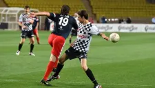 Esteban Gutiérrez se barre durante el partido