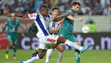 Murillo intenta quitarle el esférico a Boselli en duelo contra León