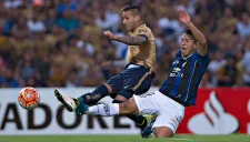 Ismael Sosa impacta el esférico para abrir el marcador