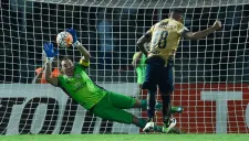 Azcona ataja el penalti de Ismael Sosa