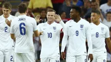 Rooney festeja gol en eliminatoria de Francia 2016