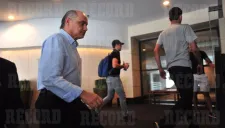 Chicharito, al fondo de la fotografía