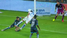 Jara se lanza de palomita para colgar el esférico en el ángulo