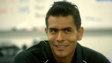 Oswaldo Sánchez mientras es entrevistado por RÉCORD