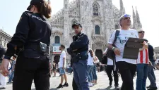 Policías resguardan a la ciudadanía en Milán
