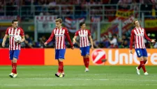 Jugadores colchoneros lamentando la derrota