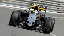 Checo conduce su monoplaza en Monte Carlo