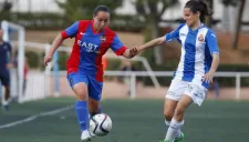 Charlyn Corral conduce el esférico durante el partido contra el Oviedo