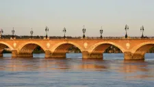 Postal del Puente de Piedra sobre el Río Garona, en Burdeos