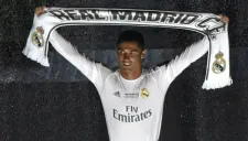 Cristiano Ronaldo muestra bufanda de Real Madrid
