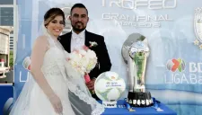 Los recién casados posando con el trofeo de la Liga MX