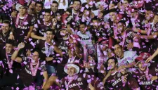 Los jugadores del equipo 'Granate' celebran el título luego de golear a San Lorenzo en la Final del Torneo Argentino