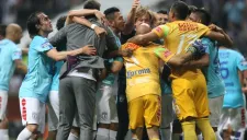 Plantilla de Tuzos festejando el título