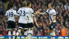 Jugadores de Tottenham celebran gol